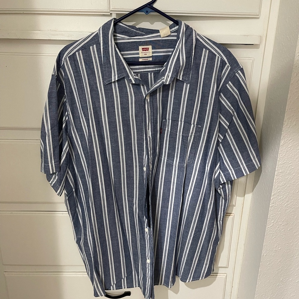 Men’s Levi’s button down short sleeve